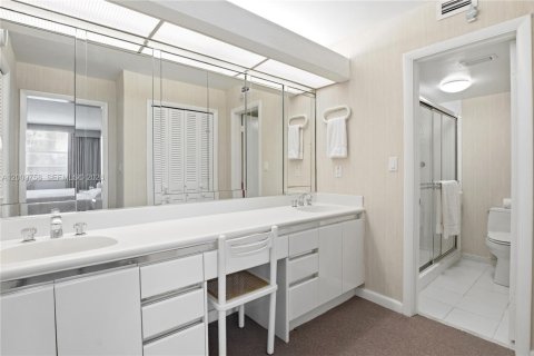 Condo in Key Biscayne, Florida, 3 bedrooms  № 2145697 - photo 18
