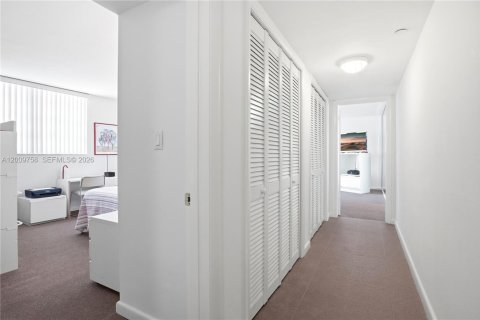 Condo in Key Biscayne, Florida, 3 bedrooms  № 2145697 - photo 16