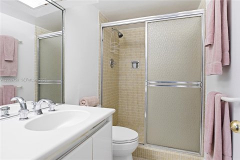 Condo in Key Biscayne, Florida, 3 bedrooms  № 2145697 - photo 15