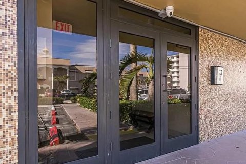 Condo in Hallandale Beach, Florida, 1 bedroom  № 1093190 - photo 1