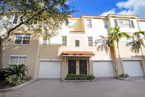 Condo in Coral Springs, Florida, 3 bedrooms № 2184349 - photo 18