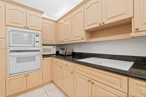 Купить виллу или дом в Майами, Флорида 5 спален, 296.73м2, № 1989958 - фото 13