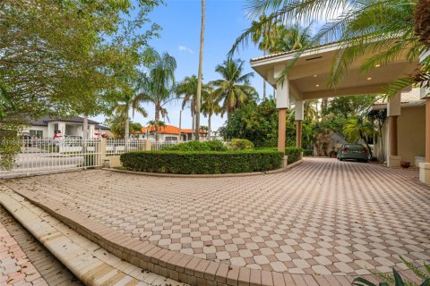 Купить виллу или дом в Майами, Флорида 5 спален, 296.73м2, № 1989958 - фото 2