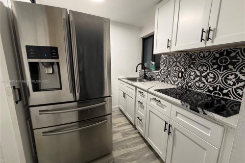 Снять в аренду коммерческую недвижимость в Норт-Майами-Бич, Флорида 1 спальня, 125.6м2, № 1957043 - фото 1