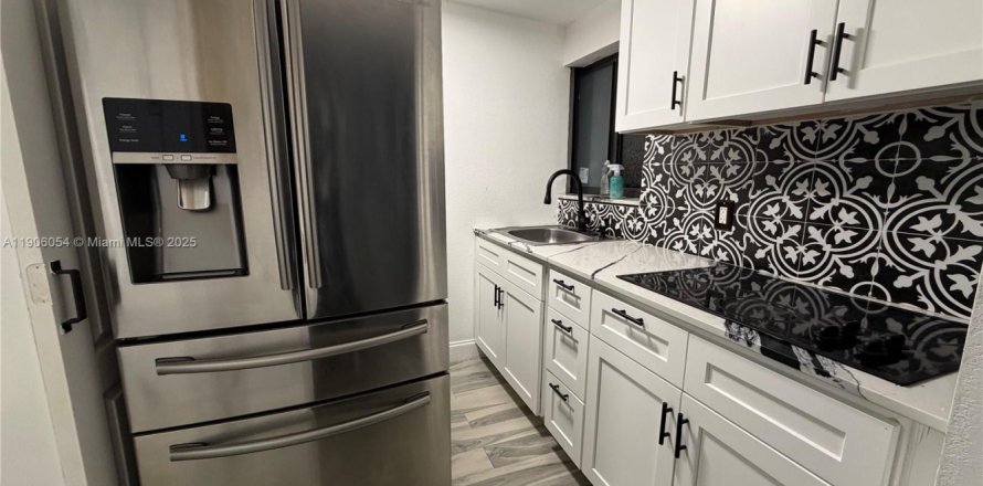 Коммерческая недвижимость в Норт-Майами-Бич, Флорида 1 спальня, 125.6м2 № 1957043