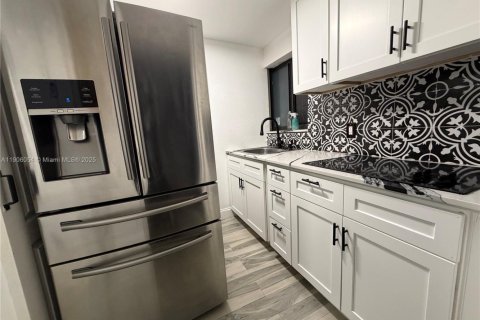 Снять в аренду коммерческую недвижимость в Норт-Майами-Бич, Флорида 1 спальня, 125.6м2, № 1957043 - фото 2