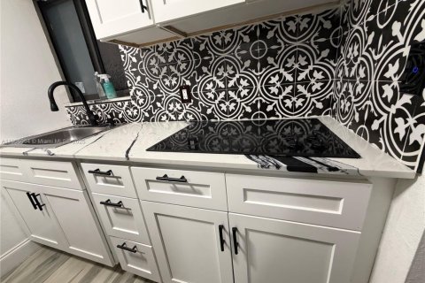 Снять в аренду коммерческую недвижимость в Норт-Майами-Бич, Флорида 1 спальня, 125.6м2, № 1957043 - фото 10