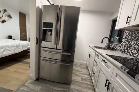 Снять в аренду коммерческую недвижимость в Норт-Майами-Бич, Флорида 1 спальня, 125.6м2, № 1957043 - фото 3