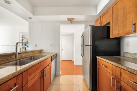 Condo in Miami, Florida, 2 bedrooms  № 1964143 - photo 3