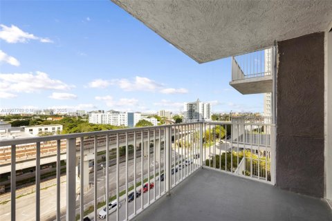 Condo in Miami, Florida, 2 bedrooms  № 1964143 - photo 9