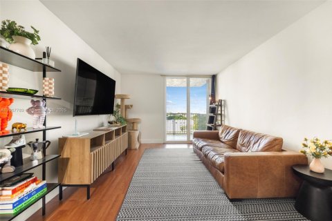 Condo in Miami, Florida, 2 bedrooms  № 1964143 - photo 1
