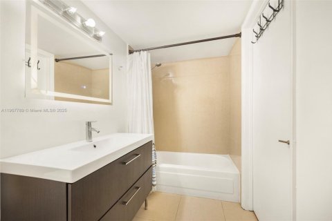 Condo in Miami, Florida, 2 bedrooms  № 1964143 - photo 16