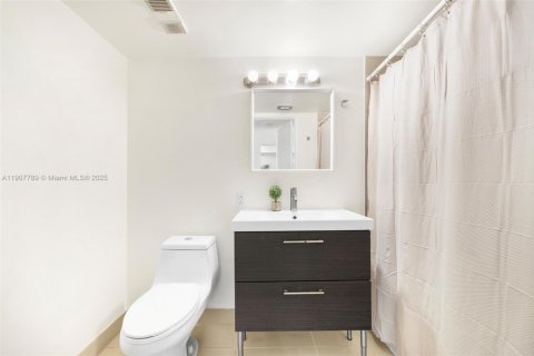 Condo in Miami, Florida, 2 bedrooms  № 1964143 - photo 15