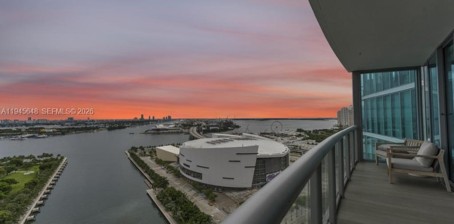 Кондоминиум с 2 спальнями в Майами, Флорида № 2002035