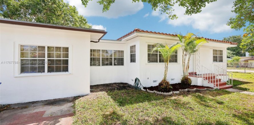 House in Miami, Florida 4 bedrooms, 128.76 sq.m. № 1708544
