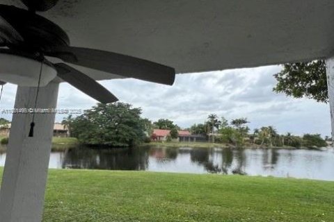 Condominio en venta en Coral Springs, Florida, 3 dormitorios, 121.24 m2 № 1929624 - foto 2