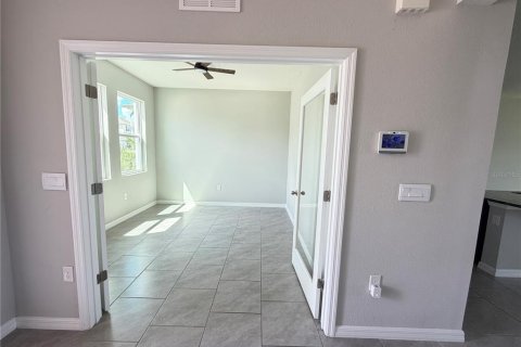 House in Wesley Chapel, Florida 4 bedrooms, 256.04 sq.m. № 2377635 - photo 4