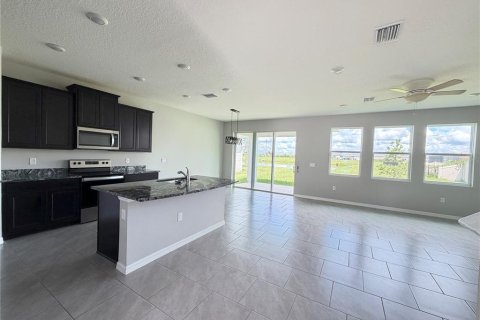 House in Wesley Chapel, Florida 4 bedrooms, 256.04 sq.m. № 2377635 - photo 12