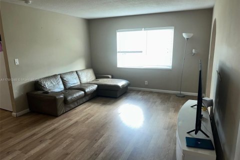 House in Sunrise, Florida 3 bedrooms, 117.06 sq.m. № 1705198 - photo 9