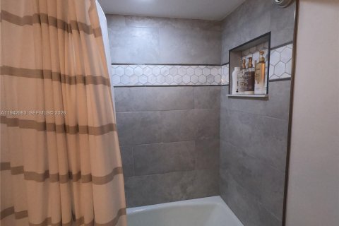 Copropriété à vendre à Lauderhill, Floride: 2 chambres, 117.06 m2 № 1999499 - photo 16