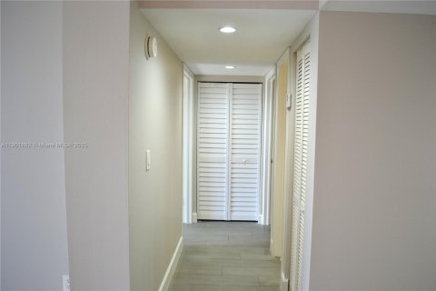 Condo in Miami, Florida, 2 bedrooms  № 1953366 - photo 8