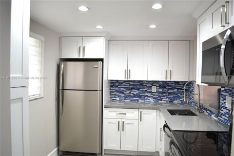 Condo in Miami, Florida, 2 bedrooms  № 1953366 - photo 1