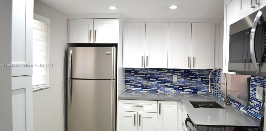Condo in Miami, Florida, 2 bedrooms  № 1953366