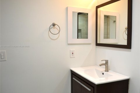 Condo in Miami, Florida, 2 bedrooms  № 1953366 - photo 16