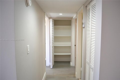 Condo in Miami, Florida, 2 bedrooms  № 1953366 - photo 9