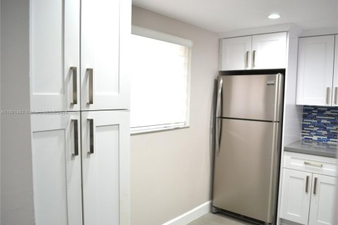 Condo in Miami, Florida, 2 bedrooms  № 1953366 - photo 2