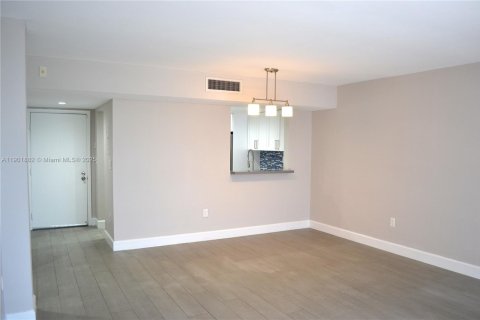 Condo in Miami, Florida, 2 bedrooms  № 1953366 - photo 6