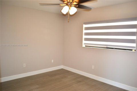 Condo in Miami, Florida, 2 bedrooms  № 1953366 - photo 12
