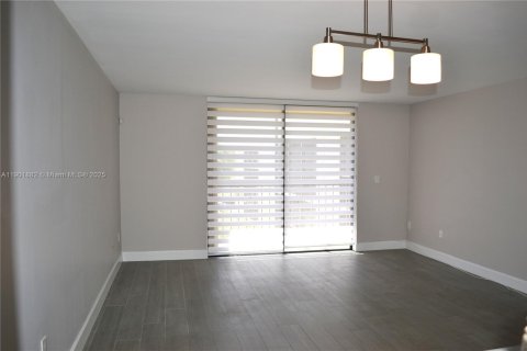 Condo in Miami, Florida, 2 bedrooms  № 1953366 - photo 4