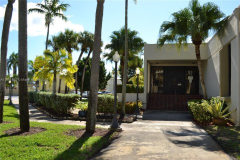 Condo in Miami, Florida, 2 bedrooms  № 1953366 - photo 22