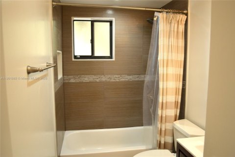 Condo in Miami, Florida, 2 bedrooms  № 1953366 - photo 10