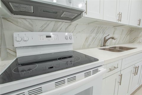 House in Miami, Florida 3 bedrooms, 108.88 sq.m. № 1984958 - photo 4