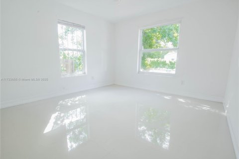 House in Miami, Florida 3 bedrooms, 108.88 sq.m. № 1984958 - photo 11