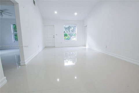 House in Miami, Florida 3 bedrooms, 108.88 sq.m. № 1984958 - photo 12