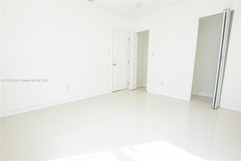 House in Miami, Florida 3 bedrooms, 108.88 sq.m. № 1984958 - photo 10