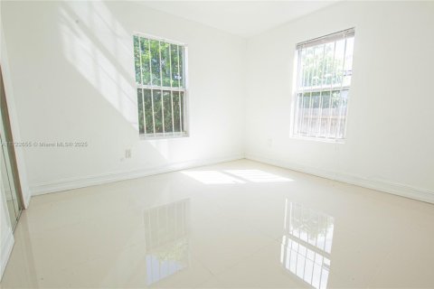 House in Miami, Florida 3 bedrooms, 108.88 sq.m. № 1984958 - photo 9