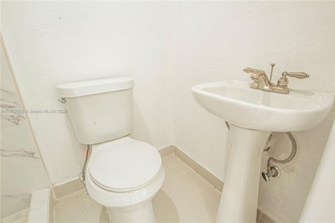 House in Miami, Florida 3 bedrooms, 108.88 sq.m. № 1984958 - photo 16