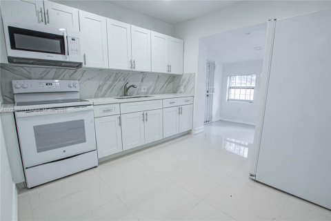 House in Miami, Florida 3 bedrooms, 108.88 sq.m. № 1984958 - photo 1