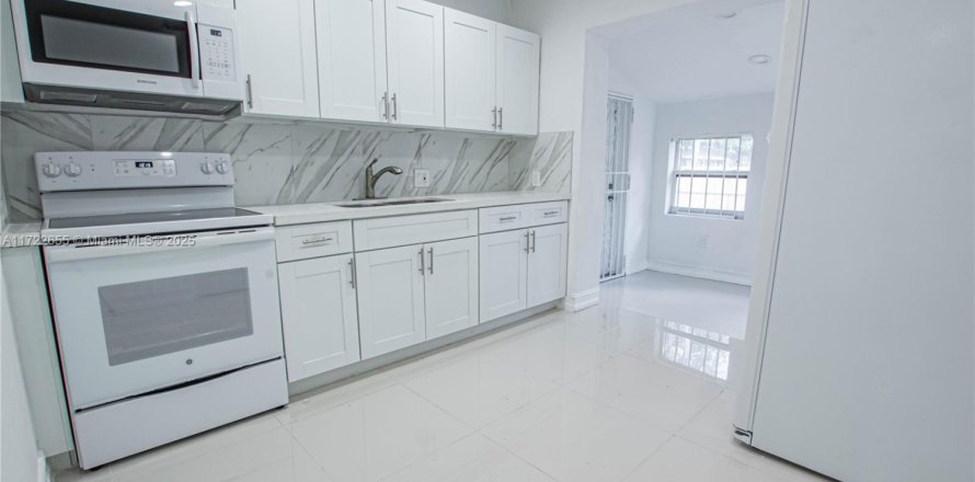 House in Miami, Florida 3 bedrooms, 108.88 sq.m. № 1984958