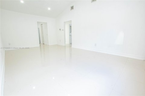 House in Miami, Florida 3 bedrooms, 108.88 sq.m. № 1984958 - photo 7