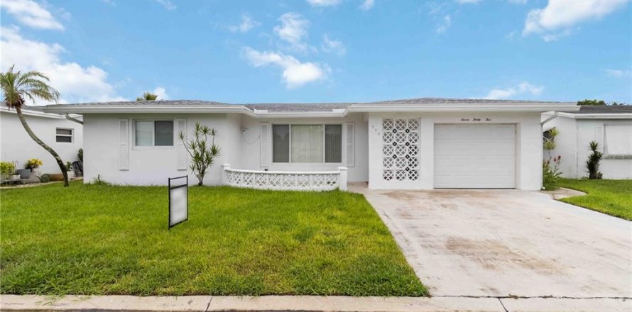 House in Margate, Florida 2 bedrooms, 147.44 sq.m. № 1906982
