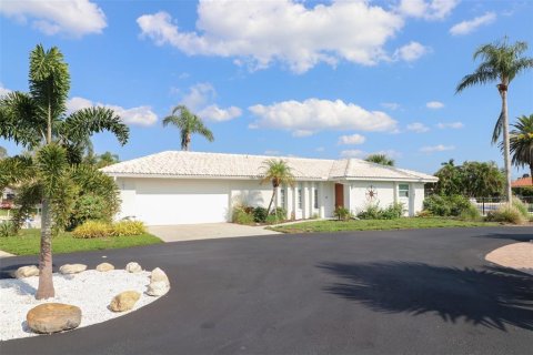 House in Englewood, Florida 2 bedrooms, 110.46 sq.m. № 1917336 - photo 1