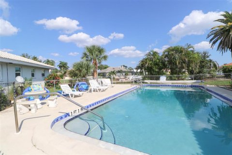 House in Englewood, Florida 2 bedrooms, 110.46 sq.m. № 1917336 - photo 3