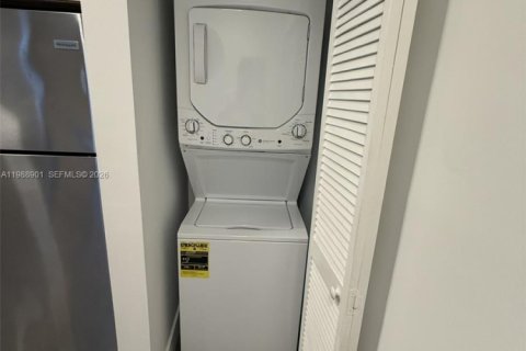 Снять в аренду виллу или дом в Майами, Флорида 2 спальни, 111.48м2, № 2050947 - фото 8