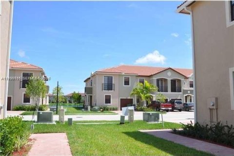Touwnhouse à louer à Homestead, Floride: 4 chambres, 214.23 m2 № 2000635 - photo 2