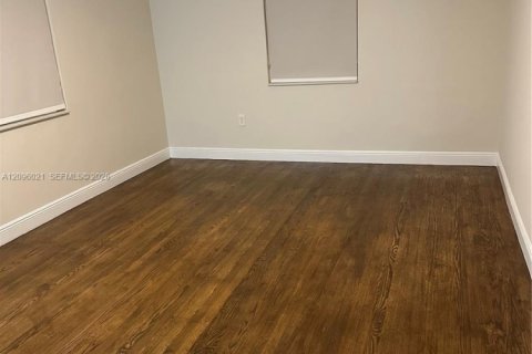 Villa ou maison à louer à Miami, Floride: 3 chambres, 110.18 m2 № 2388034 - photo 25